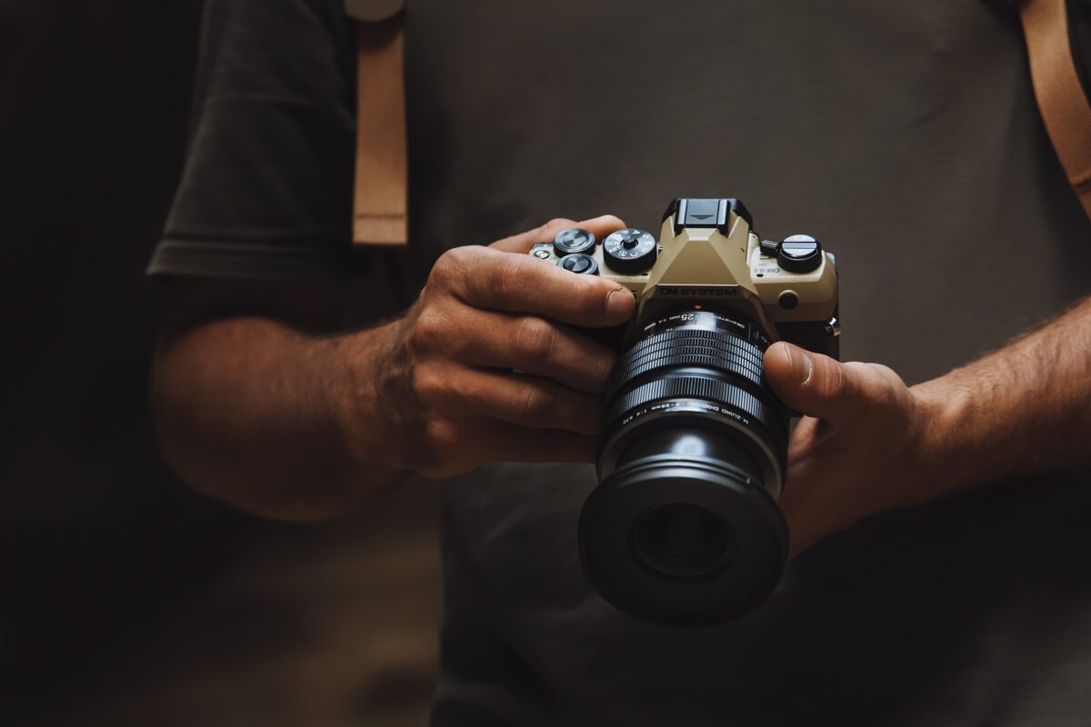 Olympus OM-5 II body sand beige, BLS-50 Battery, Eyecup, USB Connection Cable, Shoulder Strap - Image 9