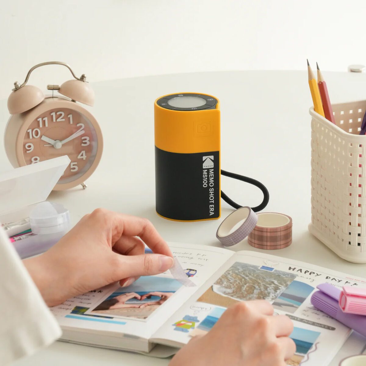 Kodak Memo Shot ERA - 2-in-1 Instant Camera and Photo label Printer + one Roll, Yellow - Image 4